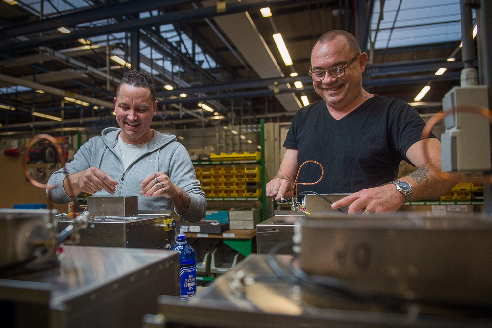 Twee medewerkers van Vidar zijn aan het werk
