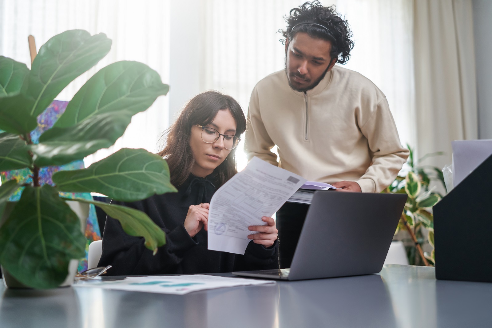 Een man en een vrouw buigen zich over een document