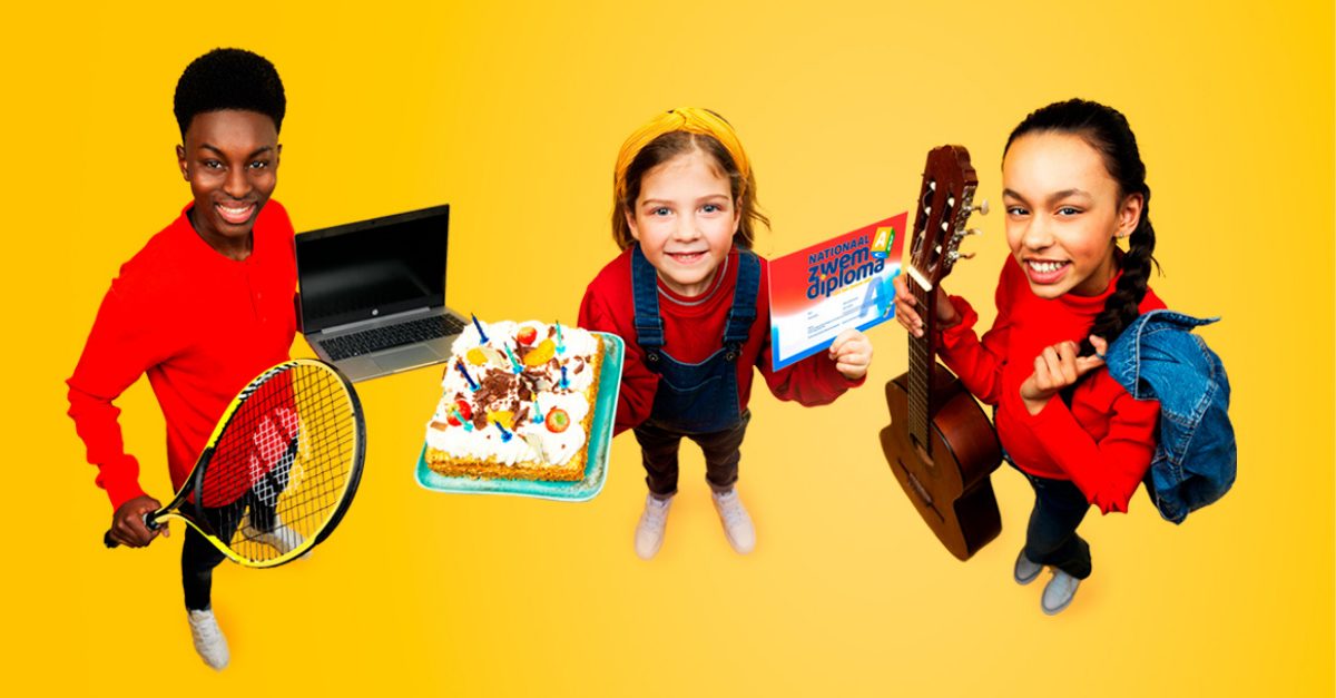 Drie kinderen met een tennisracket, verjaardagstaart, zwemdiploma en gitaar op een rij