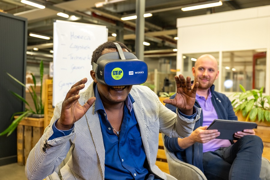 Een man heeft een VR-bril op