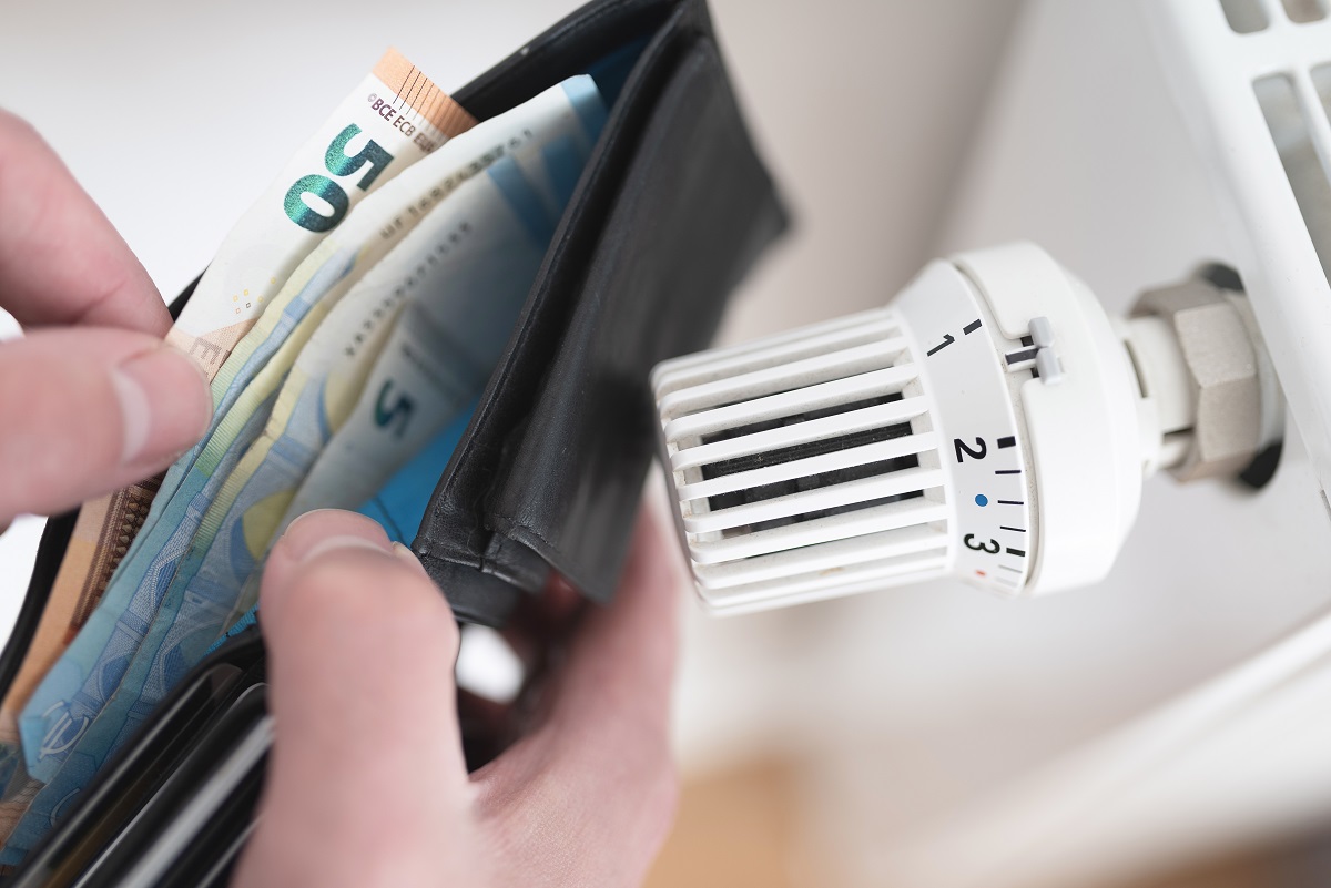 Geldbiljetten bij een verwarmingsknop
