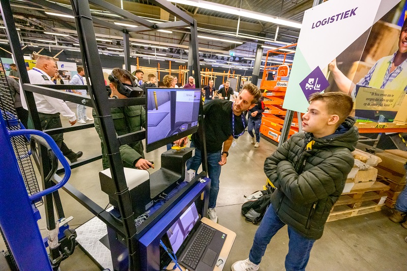 Twee jongeren nemen deel aan een virtueel spel