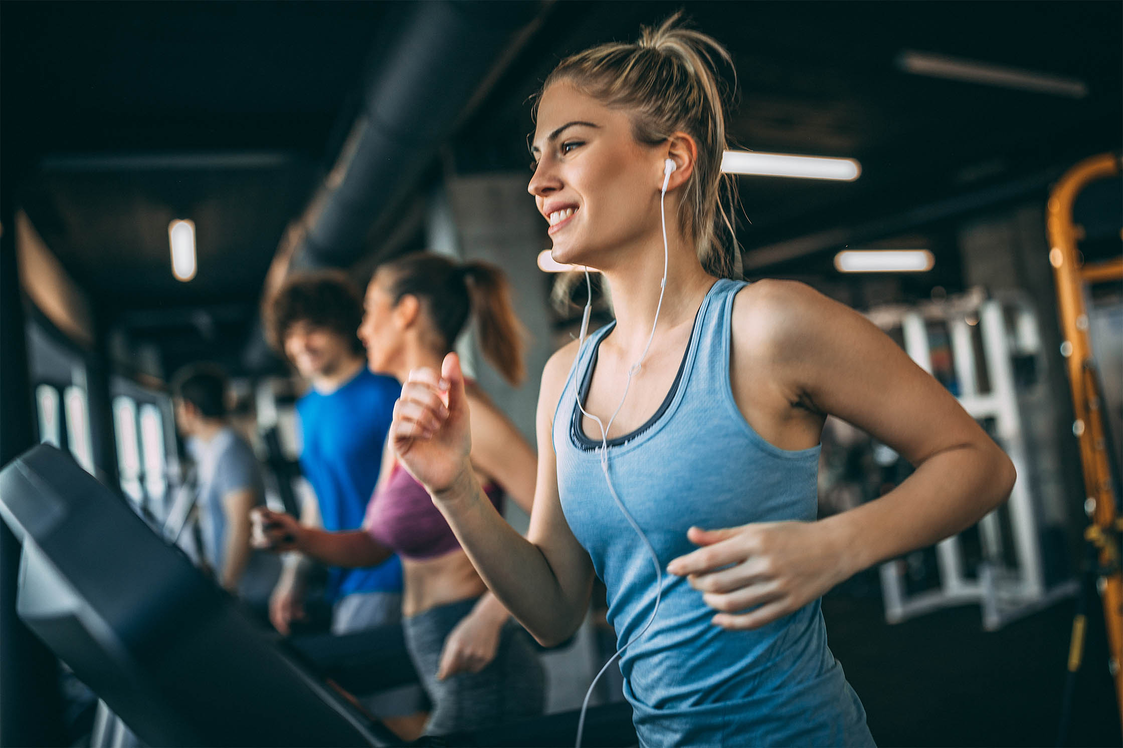 Een vrouw op een loopband in een fitnessruimte