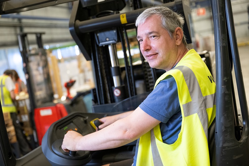 Een medewerker logistiek rijdt op een heftruck