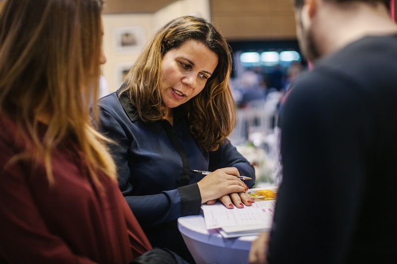 Een vrouw in gesprek met een man en een vrouw