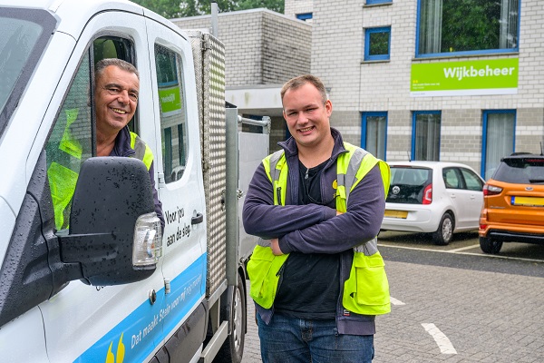 Edwin samen met zijn directe collega en begeleider Egon