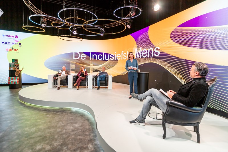 Foto van een kom'mit bijeenkomst: de interactieve online show 'de inclusiefste mens'