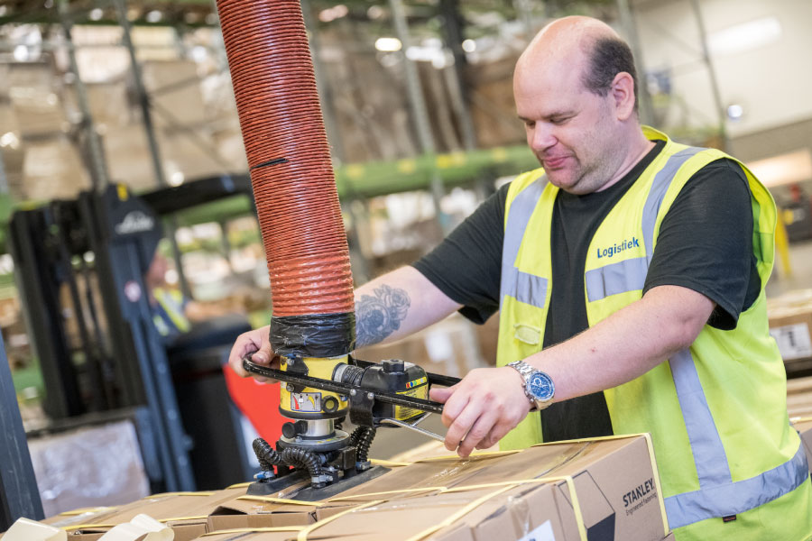 Een medewerker logistiek van Vidar aan het werk