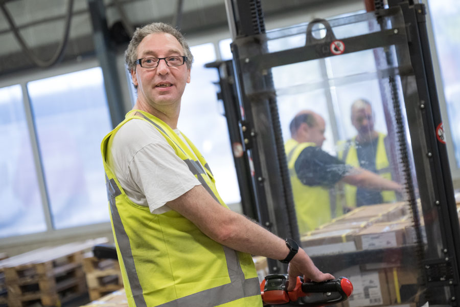 Een medewerker logistiek van Vidar aan het werk