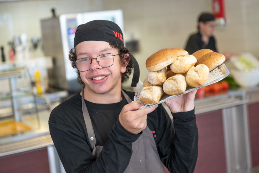 Een medewerker catering van Vidar