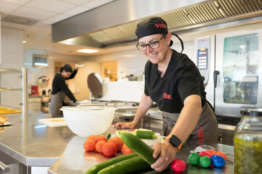 Een medewerker catering van Vidar aan het werk