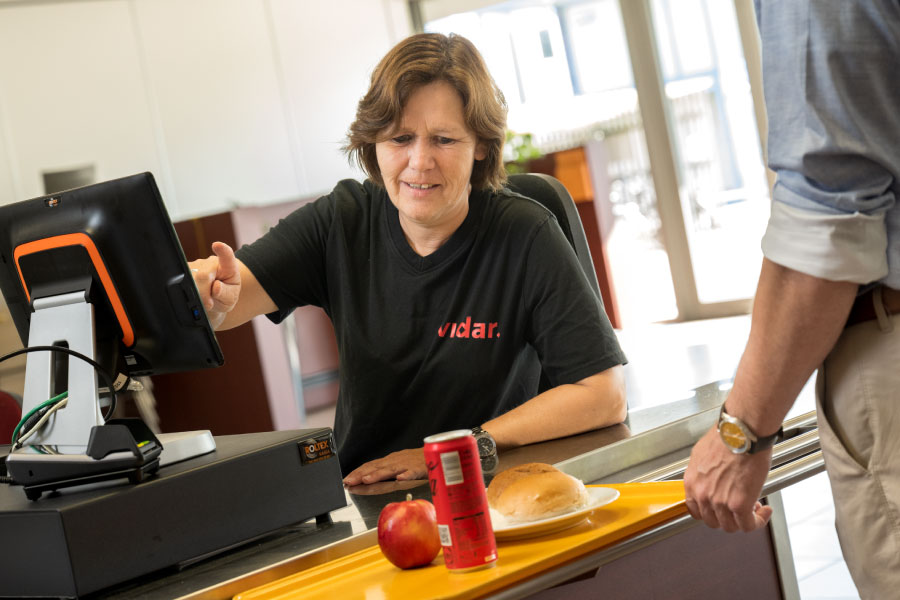 Een medewerker catering van Vidar aan het werk